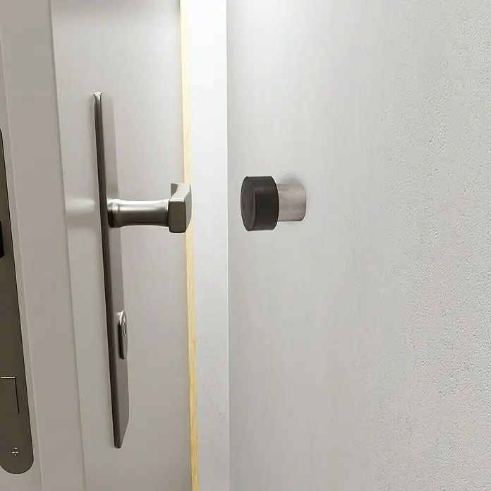 Bodentürstopper - Ø x H: 25 x 35 mm - Nahaufnahme eines Türgriffs und Türstoppers, die die Funktionalität und das moderne Design des Türbeschlags hervorheben.