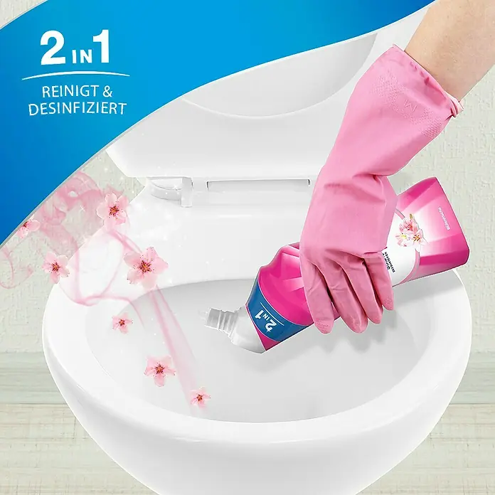 Sagrotan WC-Reiniger - Blütenfrische, 750 ml, Flasche - Bild einer Person, die mit einem 2-in-1 Reiniger mit Blumenduft eine Toilette reinigt.