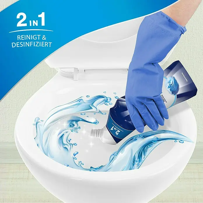 Sagrotan WC-Reiniger - Ozeanfrische, 750 ml, Flasche - Produktbild von einem 2-in-1 WC-Reiniger, der reinigt und desinfiziert, mit einer blauen Gummihandschuh.