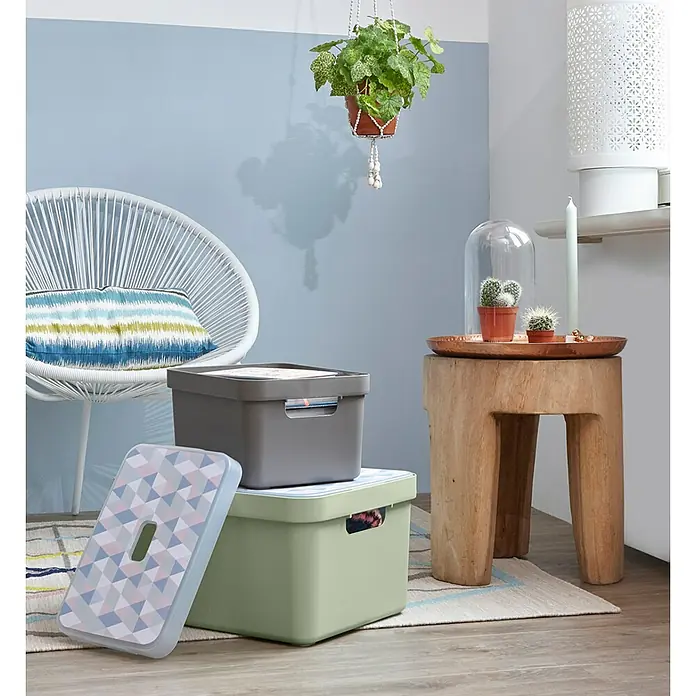 Sunware Aufbewahrungsbox Sigma Home - L x B x H: 44,5 x 34,5 x 18,3 cm, Kunststoff, Hellgrau - Ein farbenfrohes Arrangement von Aufbewahrungsboxen mit Deckel in Grau und Grün, ideal für Ordnung und Design im Raum.
