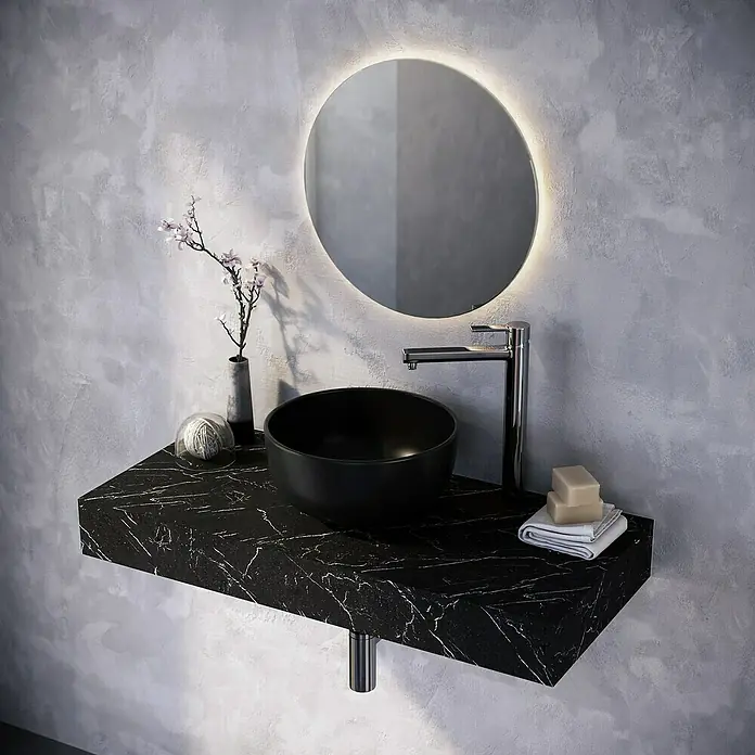 Lavabo de sobremesa Trenzo - 37 x 37 cm, Sin desbordamiento, Negro - Un lavabo de baño moderno con encimera de mármol negro, grifo elegante y espejo redondo retroiluminado para un diseño elegante.
