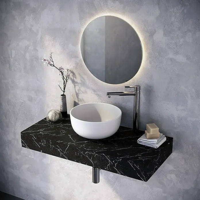 Lavabo de sobremesa Trenzo - 37 x 37 cm, Sin desbordamiento, Blanco - Elegante conjunto de baño con espejo redondo retroiluminado y un lavabo moderno sobre una encimera de mármol negro.