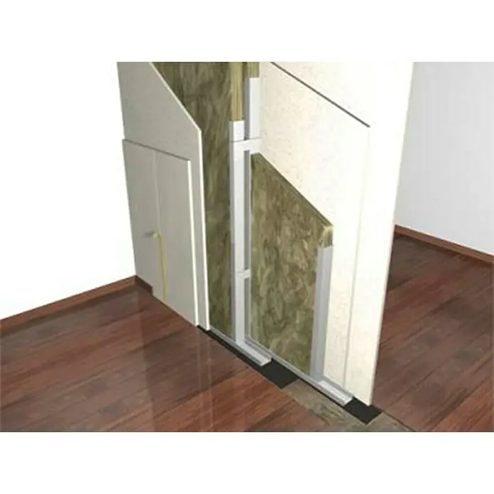Isover Lana mineral Drywall 37 - 1,35 m x 0,6 m x 5 cm - Primer plano de una construcción de pared con aislamiento y perfiles metálicos que permite ver la estructura de la pared.