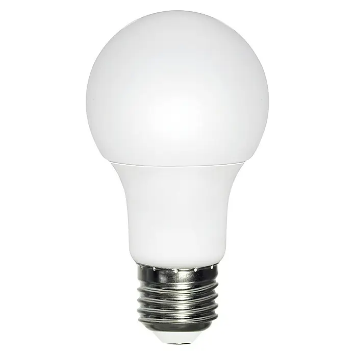 Garza Set de bombillas LED - E27, No regulable, Blanco frío, 1.520 lm, 15 W, 3 ud. - Primer plano de una bombilla LED con un difusor blanco en forma de globo y una base plateada sobre un fondo negro contrastado.