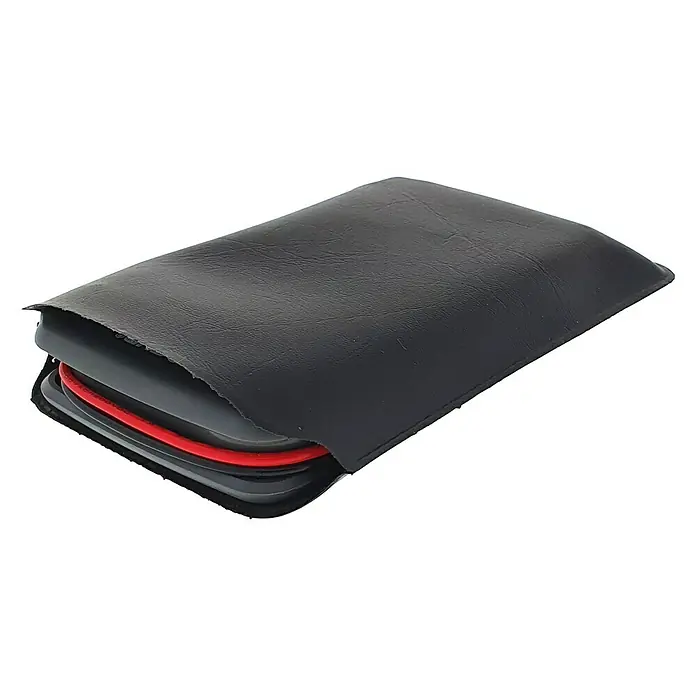 Eurobric 2000 Multímetro digital con funda - Número de polos: 2 ud., Medicion de tensiones de Corriente Alterna y Corriente Continua - Funda de cuero negro con bordes rasgados que contiene un disco rojo y negro, parece un accesorio premium para gadgets.