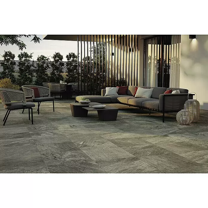 Atlas Concorde Solution Regent Terrassenfliese Grey - 60 x 60 x 2 cm, Grau, Matt - Großformatige dunkelgraue Steinoptik-Terrassenfliesen schaffen eine robuste Oberfläche für Lounge- und Essbereiche im Freien.