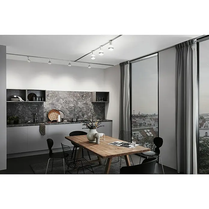 Paulmann URail Deckenleuchte Ceiling Socket - 20 W, Lampenfassung: E27, Chrom matt - Ein modernes Küchen- und Esszimmer mit einem Beleuchtungssystem an der Decke. Die Beleuchtung ist ein zentrales Gestaltungselement.