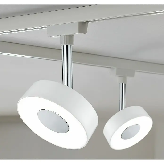 Paulmann URail LED-Spot Circle - 5 W, Weiß, Warmweiß - Zwei moderne LED-Deckenstrahler mit chromfarbenen Stangen und runden, weißen Leuchtenkörpern an einer weißen Deckenleiste.
