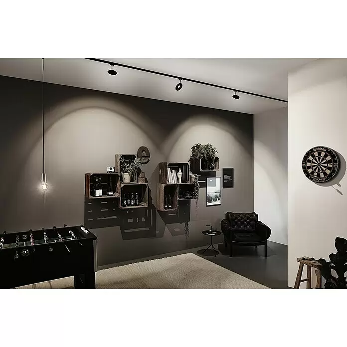 Paulmann URail LED-Spot Sphere - Schwarz, Chrom, L x B x H: 32 x 119,8 x 183 mm - Elegantes schwarzes Schienensystem mit mehreren Strahlern an der Decke, das eine moderne graue Wand in einem Freizeitraum beleuchtet.