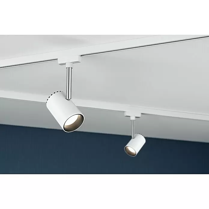 Paulmann URail LED-Leuchte Shine - L x B x H: 180 x 59 x 90 mm, 5 W, Weiß - Zwei weiße zylindrische Stromschienenstrahler, montiert an einer Deckenleiste, beleuchten eine dunkelblaue Wand.
