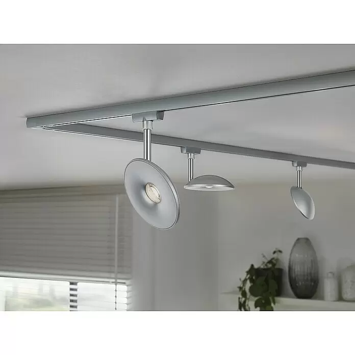 Paulmann URail LED-Spot Sphere - 7,4 W, Chrom, L x B x H: 32 x 119,8 x 183 mm - Modernes silbernes Schienensystem mit drei scheibenförmigen Strahlern an einer hellgrauen Decke.