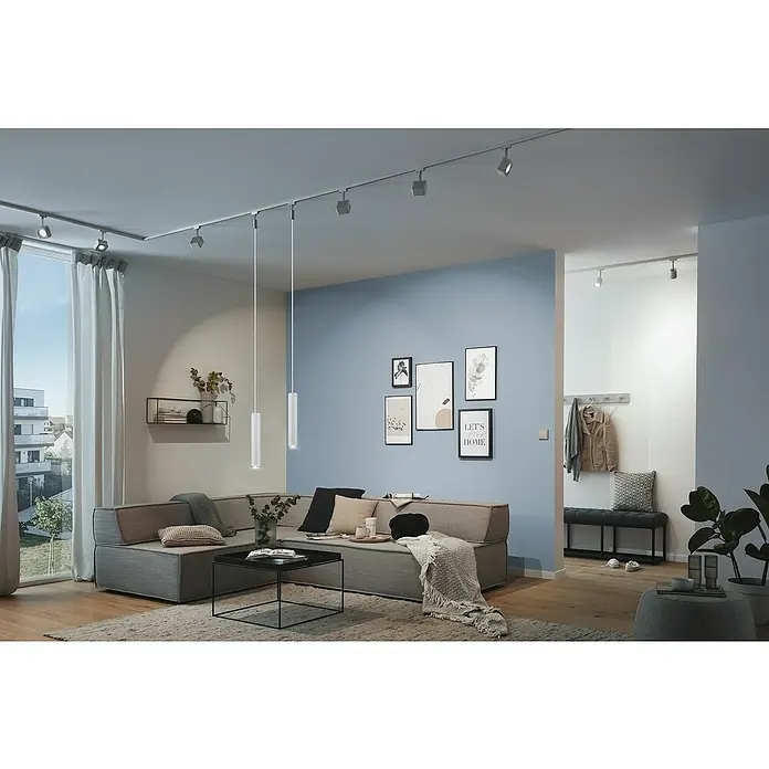 Paulmann URail Pendelleuchte Catalejo - Chrom matt, Höhe: 160 cm - Helle Zimmerbeleuchtung mit modernen Deckenspots und minimalistischen Pendelleuchten über einer grauen Couchgarnitur.