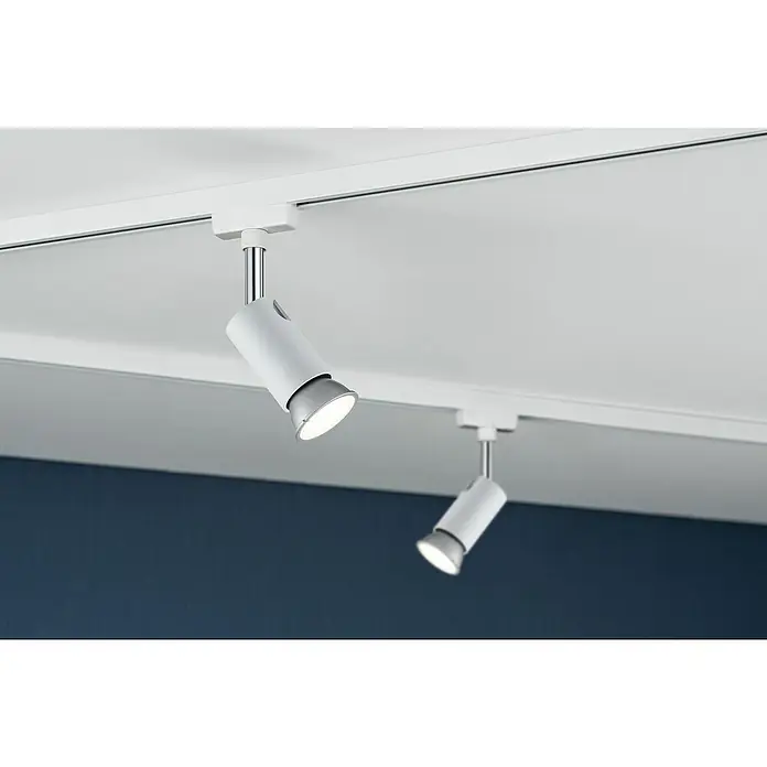 Paulmann URail Deckenstrahler Pure I - L x B x H: 110 x 58 x 66 mm, GU10, Weiß, Chrom - Zwei moderne, schwenkbare Deckenstrahler in Weiß und Silber an einer weißen Schiene, die eine stilvolle Beleuchtungslösung darstellen.