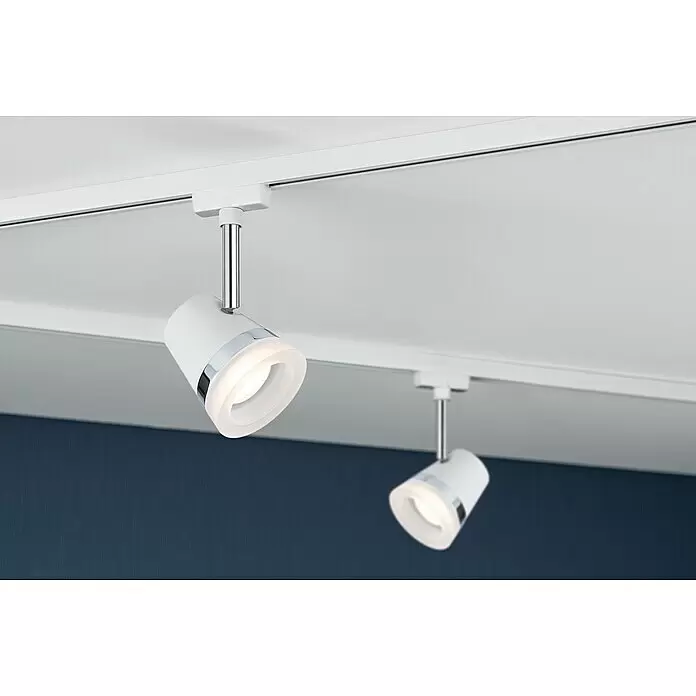 Paulmann URail Spot Cone - Ø x H: 85 x 180 mm, GU10, Ohne Leuchtmittel, Weiß, Chrom - Zwei weiße Stromschienenstrahler mit Chromakzenten, an einer Deckenschiene installiert.