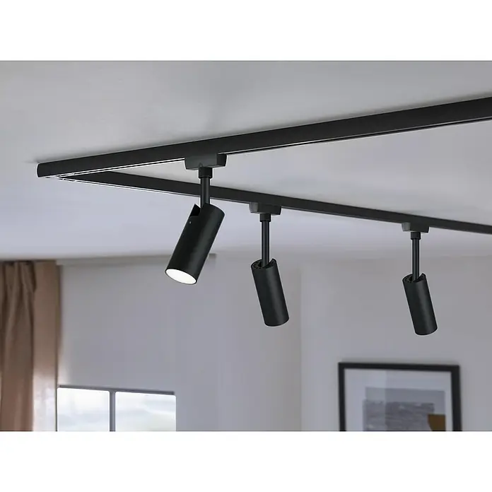 Paulmann URail LED-Spot Tubo - 4,5 W, L x B x H: 105 x 42 x 186 mm, Schwarz, Neutralweiß - Diese Aufnahme zeigt eine moderne schwarze Deckenleuchte mit drei Strahlern in einem Wohnraum.