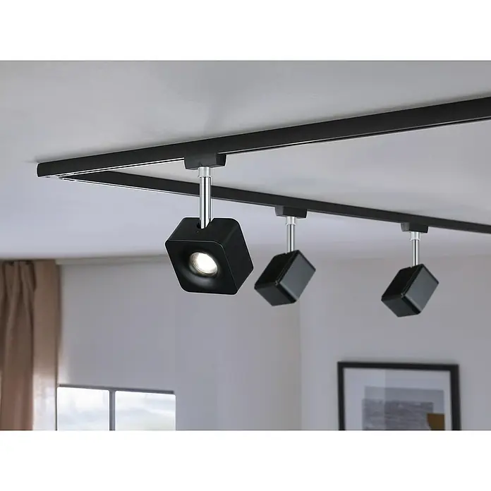 Paulmann URail LED-Spot Cube - 8 W, Schwarz, L x B x H: 47 x 77 x 165 mm - Diese Aufnahme zeigt eine elegante, schwarze LED-Schienenleuchte, die mit ihrem modernen, würfelförmigen Design einen stilvollen Akzent setzt.