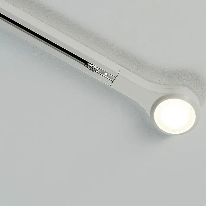 Paulmann URail Endkappe LED - Weiß, 5,8 W, L x B x H: 141 x 57 x 27 mm - Detailaufnahme einer modernen, weißen Schienenleuchte mit integriertem LED-Licht, die eine helle und fokussierte Beleuchtung bietet.