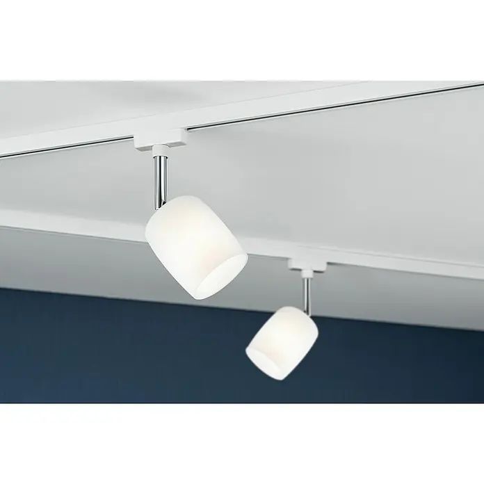 Paulmann URail LED-Spot Blossom - 10 W, Weiß/Satin, G9, 1 Stk. - Nahaufnahme von zwei weißen LED-Strahlern an einer weißen Deckenleiste. Die Lampen sind nach unten gerichtet.