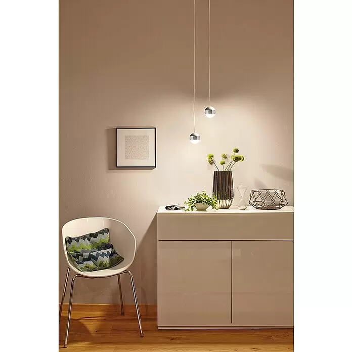 Paulmann URail LED-Pendelleuchte Capsule II - Warmweiß, Weiß, Chrom, Ø x H: 87 mm x 130 cm - Drei moderne silberne Pendelleuchten beleuchten einen weißen Schrank mit Dekor in einem gemütlichen Raum.
