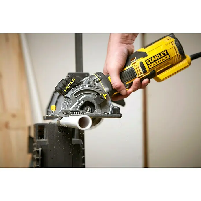 Stanley FatMax Sierra circular de mano FME380K-QS - 650 W, Diámetro hoja de sierra: 89 mm, Profundidad de corte a 90 °: 28,5 mm - Sierra circular Stanley Fatmax cortando un tubo, demostrando precisión y potencia. Ideal para proyectos de construcción y renovación.