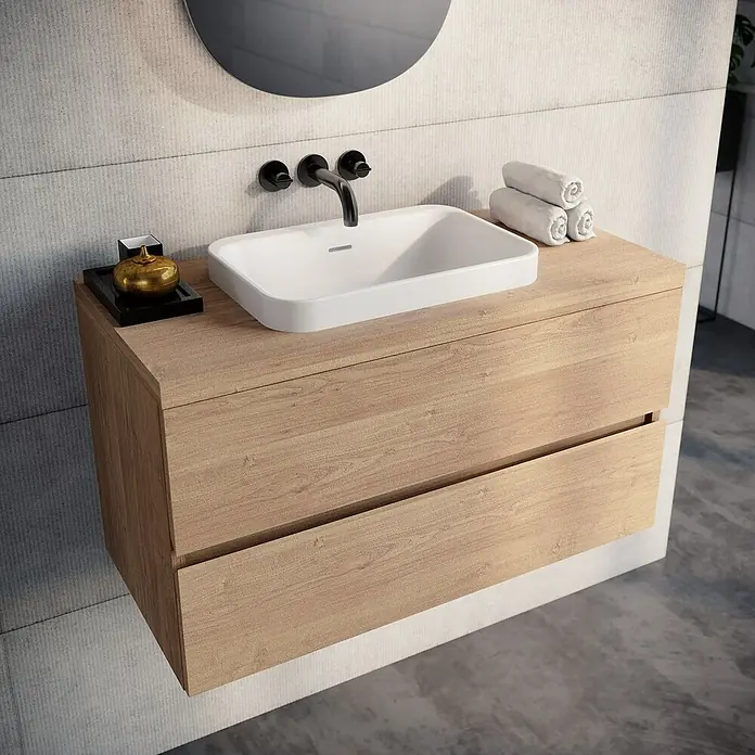 Lavabo Paul - 50 x 34 cm, Con esmalte antibacteriano, Con desbordamiento, Blanco - Mueble de lavabo de madera clara con lavabo sobre encimera blanco, grifo negro y espejo redondo.