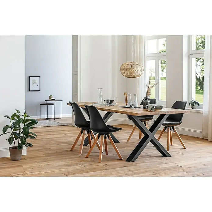 Pur Iternal Black Edition Tischbein Strong - 900 x 180 x 712 mm, Schwarz, X-Form, Passend für: Tischplatten Breite ≥ 100 cm, 2 Stk. - Ein Esstisch mit Holzplatte und schwarzem X-förmigem Gestell, umgeben von schwarzen Stühlen mit Holzbeinen.