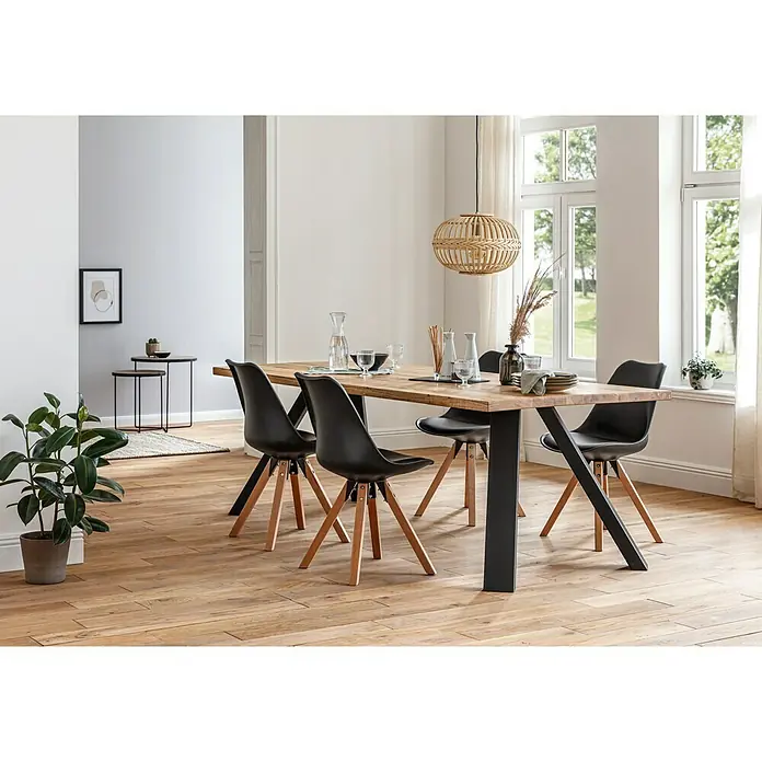 Pur Iternal Black Edition Tischbein Strong - 900 x 520 x 712 mm, Schwarz, V-Form, Passend für: Tischplatten Breite ≥ 100 cm, 2 Stk. - Esszimmertisch mit Holzplatte und schwarzen Metallbeinen, umgeben von schwarzen Stühlen mit Holzbeinen.