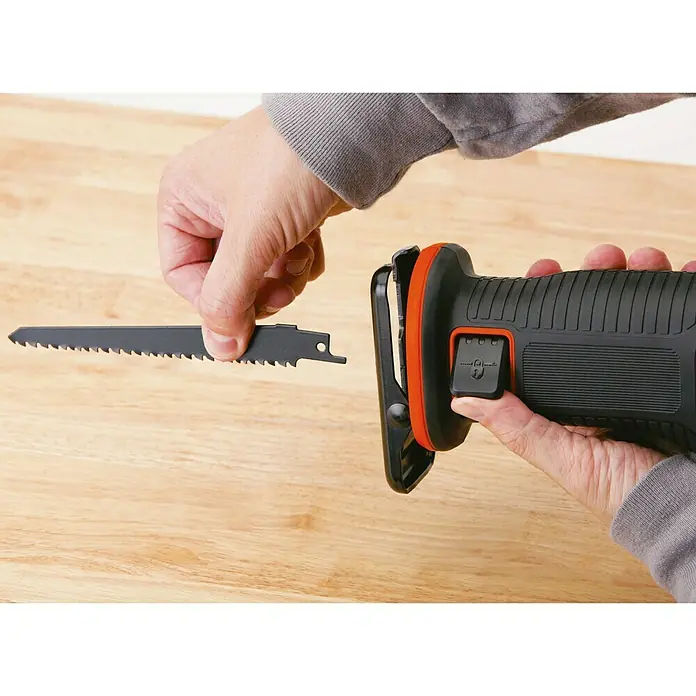 Black+Decker 18V PowerConnect Sierra de sable de batería BDCR18N-XJ - 18 V, Sin batería, 0 /min - 3.000 /min - Sierra de vaivén de una mano con hoja, lista para usar. El diseño ergonómico garantiza comodidad y control al serrar diversos materiales.