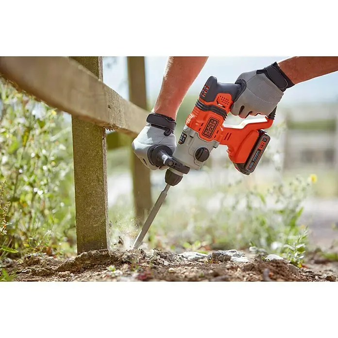 Black+Decker Martillo combinado de batería BCD900B - 18 V, Sin batería, 1,2 J - Imagen de un martillo perforador Black+Decker en acción, ideal para proyectos de bricolaje y construcción.