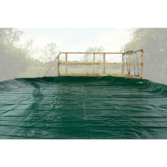 Weka Holz-Pool Teneriffa - L x B x H: 850 x 376 x 116 cm, Braun, 25.600 l - Ein grünes, abgedecktes Schwimmbecken mit hölzerner Leiter und Geländer, eingebettet in eine ruhige, natürliche Umgebung.