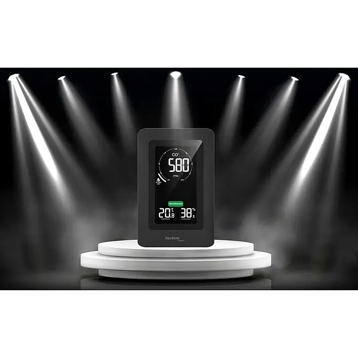 Technoline Luftqualitätsmonitor CO2 WL1030 - Digitales Display, 50 x 94 x 145 mm - Schwarzer Techno Line CO2-Monitor auf einer runden, weißen Plattform, beleuchtet.