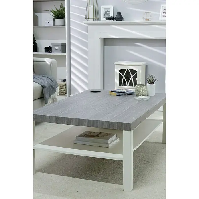 D-c-fix Holzoptikfolie Sheffield Eiche - 210 x 90 cm, Perlgrau, Selbstklebend - Nahaufnahme eines rechteckigen Couchtisches mit grauem Holzfinish und weißen Beinen, mit zusätzlichen Ablageflächen.