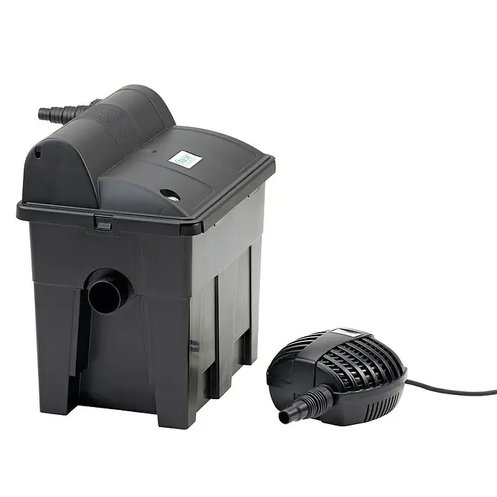 Oase Durchlauffilter BioSmart Set 7000 - 40 W, Teichgröße: 7 m³ - Ein Teichfilter-Set mit einem schwarzen Filterkasten und einer runden Pumpe auf schwarzem Hintergrund.