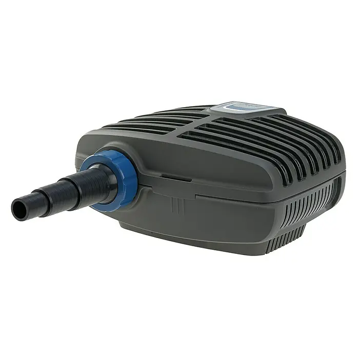 Oase Filterpumpe Aqua Max Eco Classic 2500 E - 23 W, Fördermenge pro Std.: 2.600 l - Nahaufnahme einer grauen Teichpumpe mit blauem Anschlussstück vor schwarzem Hintergrund, die für klare und saubere Teiche sorgt.