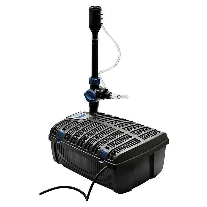 Oase Unterwasserfilter Filtral UVC 6000 - 11 W, Teichgröße: 6 m³ - Das Bild zeigt eine Oase-Gartenpumpe mit schwarzem Gehäuse, blauen Akzenten und einem Steigrohr, das für Springbrunnen oder Wasserspiele verwendet wird.