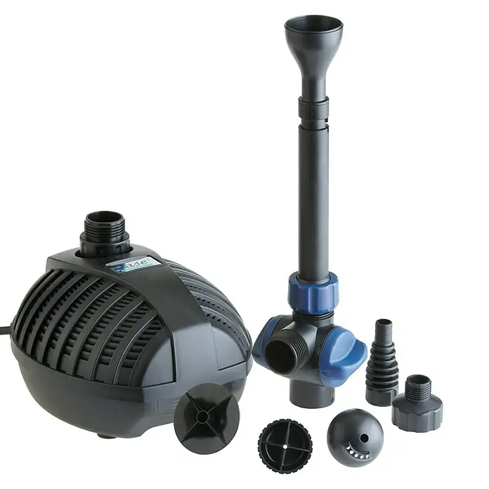 Oase Wasserspielpumpe Aquarius Fountain Set - Fördermenge pro Std.: 1.000 l - Teichpumpe mit Fontänenaufsatz und Zubehörteilen. Die Pumpe ist schwarz und hat ein blaues Logo.