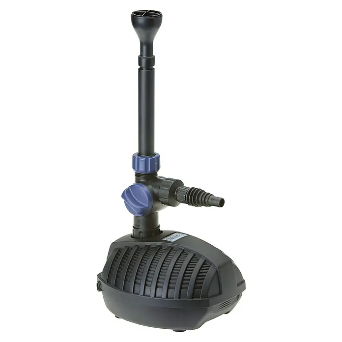 Oase Wasserspielpumpe Aquarius Fountain Set - Fördermenge pro Std.: 1.000 l - Bild einer schwarzen Oase-Teichpumpe mit blauem Einstellknopf und vertikalem Auslassrohr, ideal für sauberes Teichwasser.
