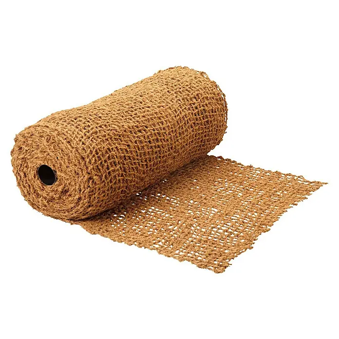 Oase Böschungsmatte Meterware - Kokos, 20 x 1 m - Aufgerollte braune Kokosmatte, ein natürliches Bodenabdeckungsmaterial für Garten und Landschaftsbau, auf schwarzem Hintergrund.