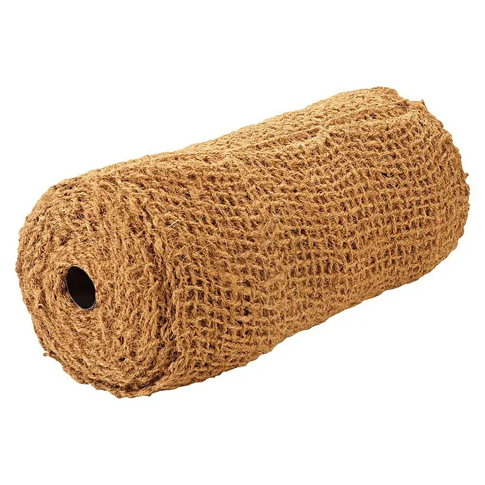 Oase Böschungsmatte Meterware - Kokos, 20 x 1 m - Nahaufnahme einer Rolle aus Jute-Gewebe, ideal für Gartenbau und Erosionsschutz, mit erkennbarer Textur und schwarzem Innenkern.