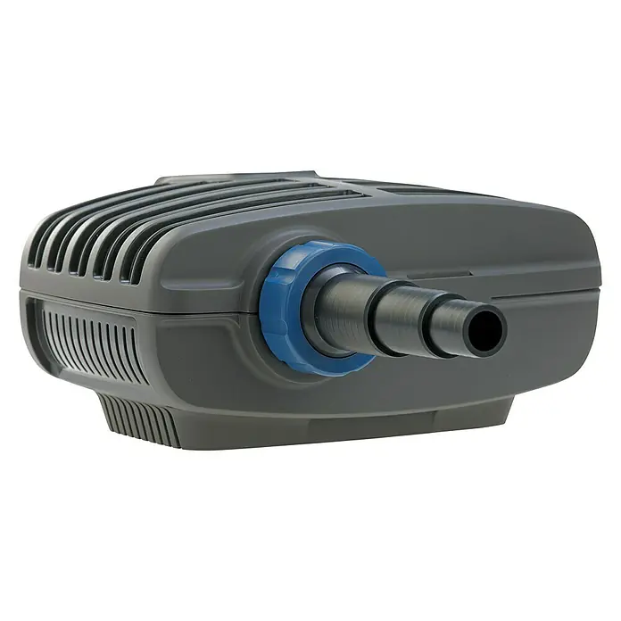 Oase Filterpumpe Aqua Max Eco Classic 3500 E - 35 W, Fördermenge pro Std.: 3.500 l - Nahaufnahme einer grauen Teichpumpe mit blauem Anschlussstück und schwarzem Auslass vor schwarzem Hintergrund.