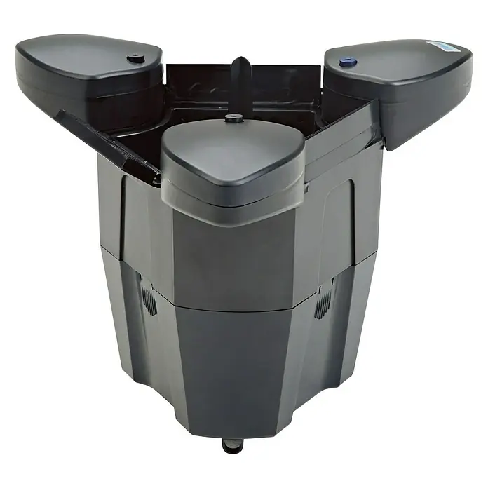 Oase Skimmer SwimSkim 25 - Leistungsaufnahme: 40 W, Fördermenge pro Std.: 2.500 l - Bild eines schwarzen, dreieckigen Kompostbehälters mit Deckeln, der auf einem schwarzen Hintergrund steht.