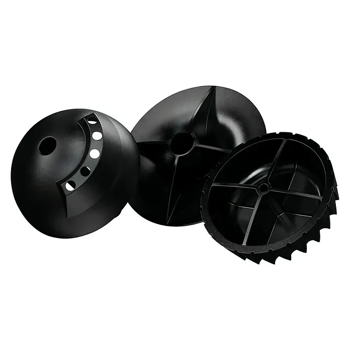 Oase Wasserspielpumpe Aquarius Set 2000 E - 18 W, Fördermenge pro Std.: 2.100 l - Nahaufnahme von drei schwarzen, runden Gartenwerkzeugaufsätzen in verschiedenen Designs vor einem schwarzen Hintergrund.