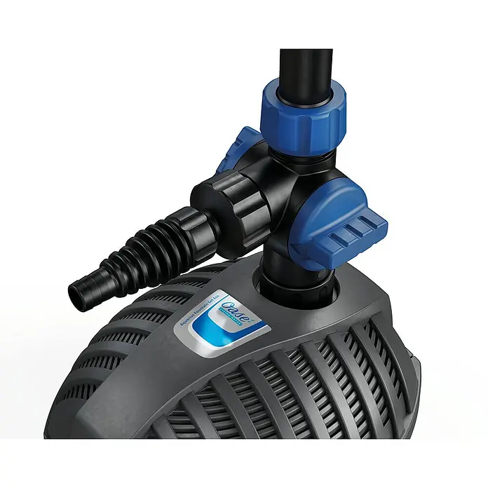 Oase Wasserspielpumpe Aquarius Set 4000 E - 42 W, Fördermenge pro Std.: 4.000 l - Nahaufnahme einer Oase Aquarius Fountain Set Eco Teichpumpe mit blauen Reglern und schwarzem Schlauchanschluss.