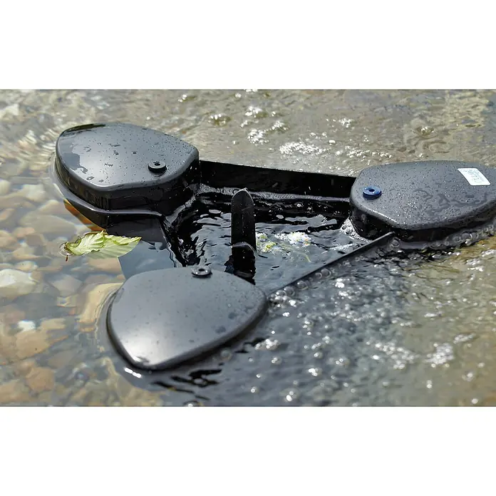Oase Skimmer SwimSkim 25 - Leistungsaufnahme: 40 W, Fördermenge pro Std.: 2.500 l - Nahaufnahme eines Tri-Pong-Tauchzielspiels im Wasser, das ein einzigartiges und herausforderndes Unterwassererlebnis bietet.