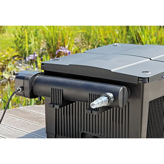 Oase Vitronic Vorklärgerät - Leistung: 36 W - Nahaufnahme eines Teichfilters auf einer Holzterrasse mit grüner Vegetation im Hintergrund.