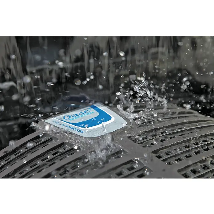 Oase Filterpumpe Aqua Max Eco Classic 8500 - 80 W, Fördermenge pro Std.: 8.300 l - Nahaufnahme einer Oase Aquamax Eco Classic Teichpumpe, die unter Wasser arbeitet und von Spritzern umgeben ist.