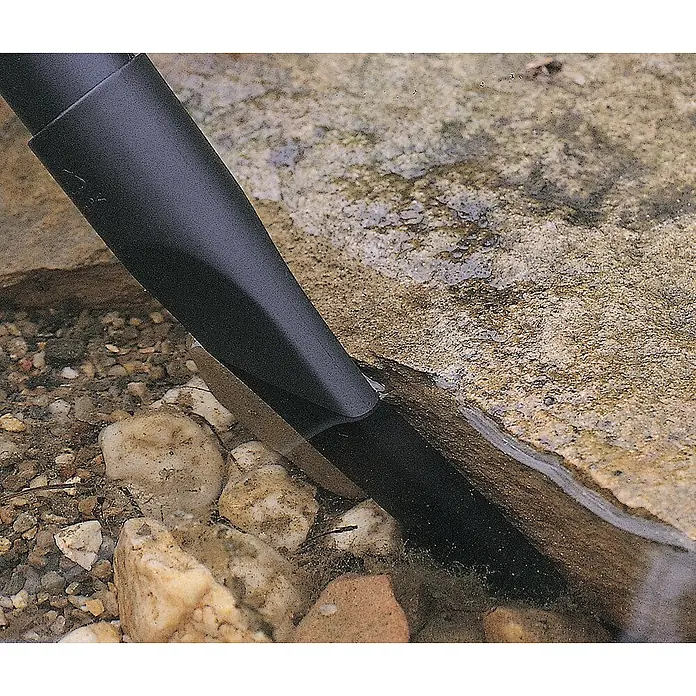 Oase Teichschlammsauger PondoVac Classic - 1.400 W, Tankvolumen: 27 l - Nahaufnahme einer schwarzen Staubsaugerdüse, die in einem Wasserbecken zwischen Steinen und Kies reinigt.