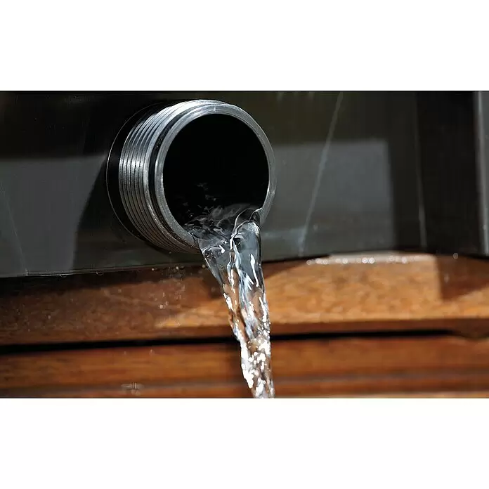 Oase BioSmart Durchlauffilter-Set 5000 - 25 W, Teichgröße: 5 m³ - Klares Wasser fließt aus einem schwarzen Gewinderohr auf eine braune Holzoberfläche.