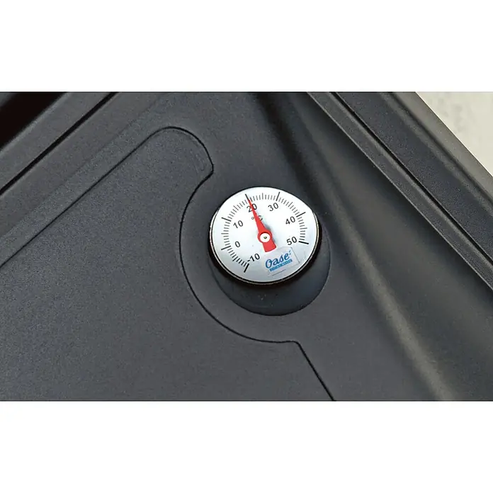 Oase BioSmart Durchlauffilter-Set 5000 - 25 W, Teichgröße: 5 m³ - Nahaufnahme eines Oase-Thermometers eingebettet in ein dunkles, strukturiertes Gehäuse, das etwa 22 Grad Celsius anzeigt.