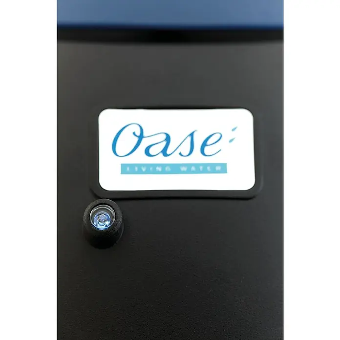 Oase Druckfilter BioPress Set 4000 - 25 W, Teichgröße: 4 m³ - Nahaufnahme der Oase Living Water-Einheit mit LED-Anzeige und dem Firmenlogo.